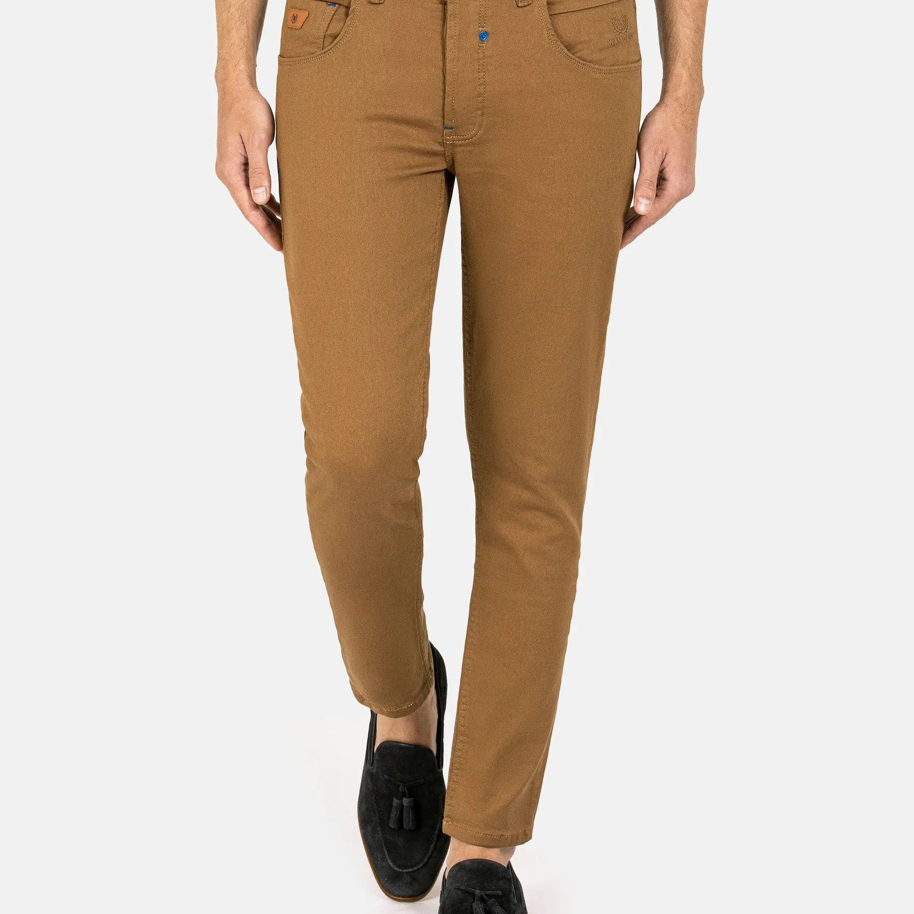 Man wearing slim-fit camel brown jeans paired with black loafers and white shirt – Wam Denim.
