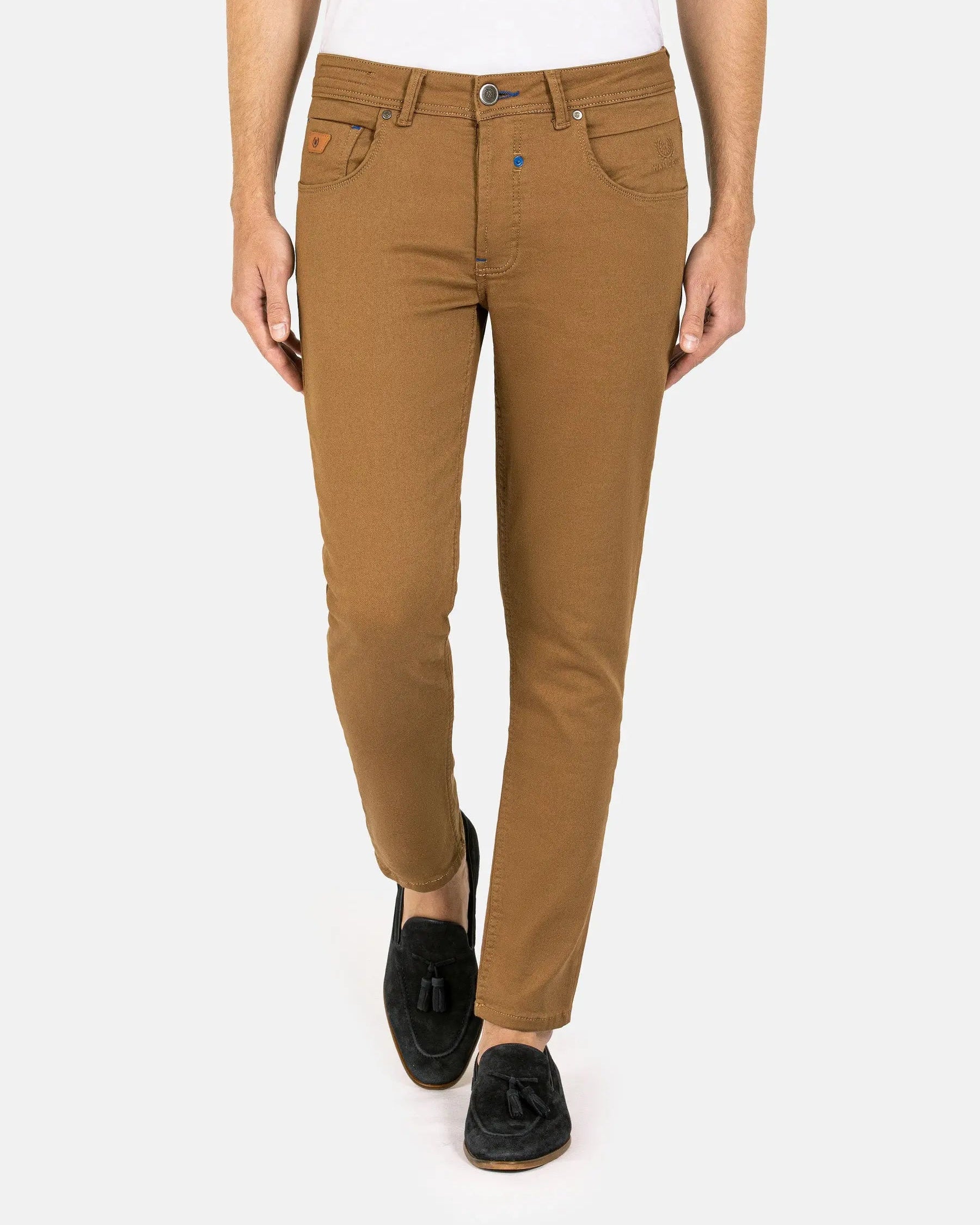 Man wearing slim-fit camel brown jeans paired with black loafers and white shirt – Wam Denim.