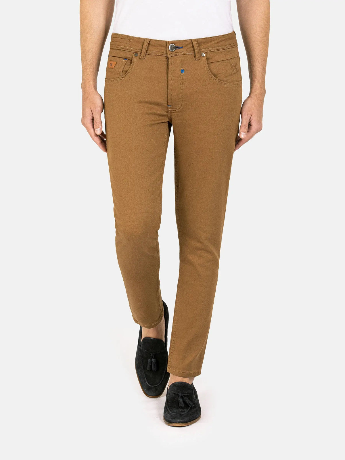 Man wearing slim-fit camel brown jeans paired with black loafers and white shirt – Wam Denim.
