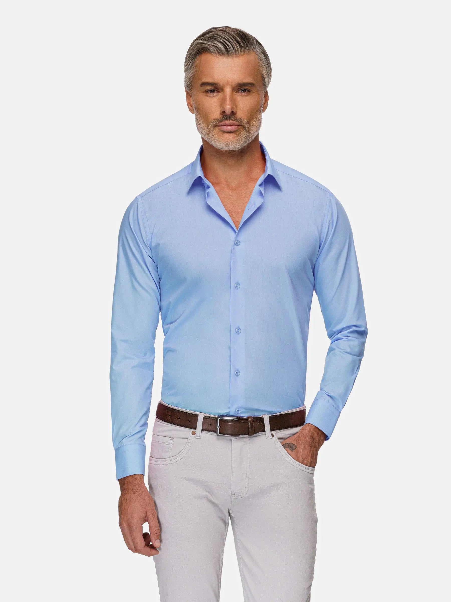 Man wearing light blue slim-fit dress shirt with open collar and white pants – Wam Denim.