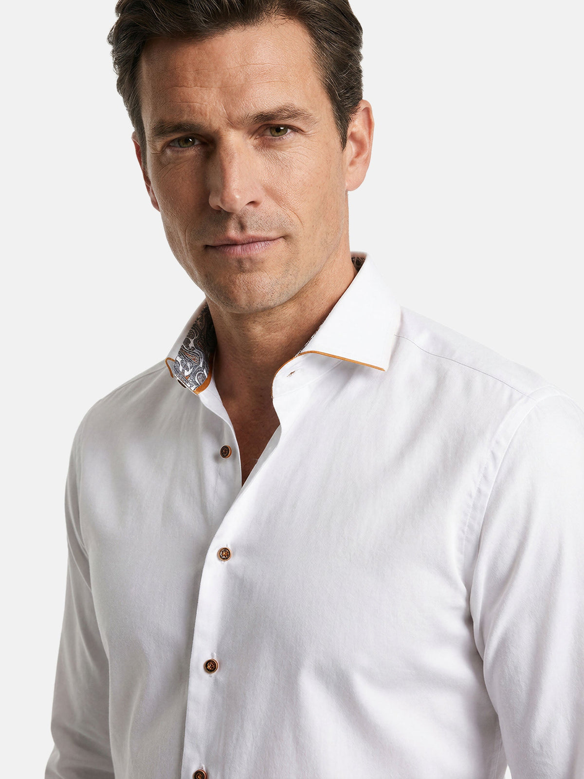 Model wearing men’s white dress shirt with contrast collar detail and slim fit.