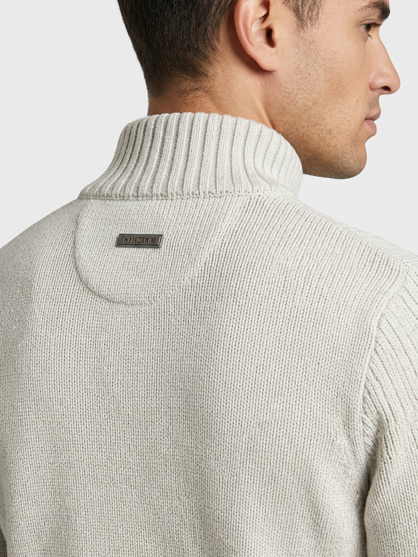 Sweater 77557 Ebony back collar and badge detail