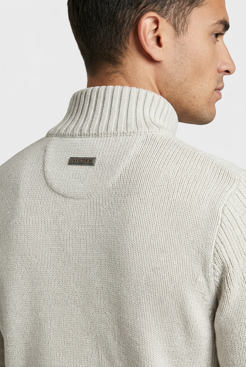 Sweater 77557 Ebony back collar and badge detail
